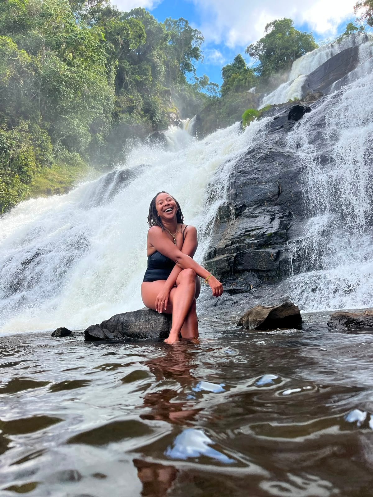 Viajante aproveitando a cachoeira